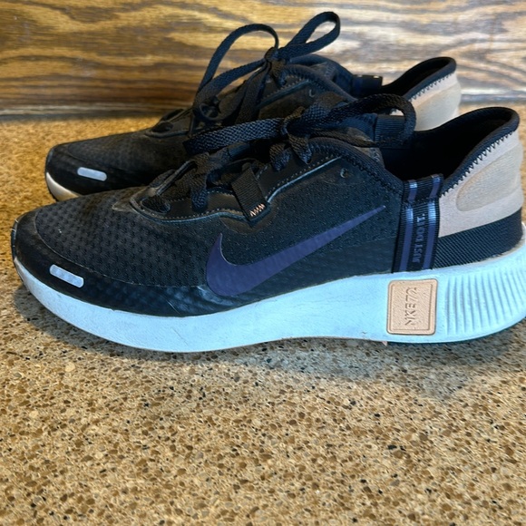Nike Shoes - Great pair of Nike running shoes! Size 9.5